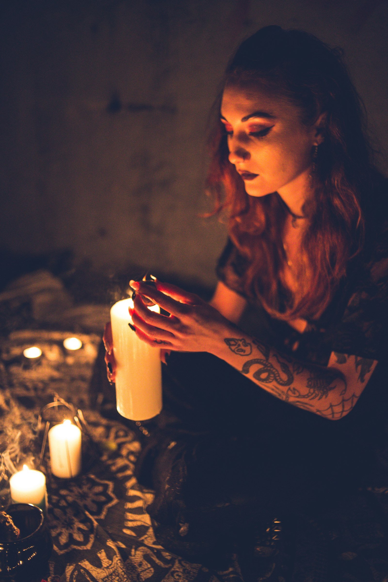 Mulher acendendo velas em um ambiente com luz quente